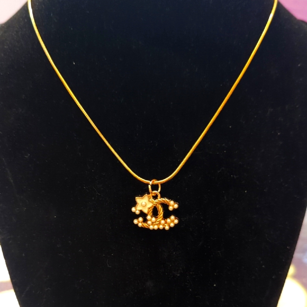 Elegant Gold Pendant Necklace